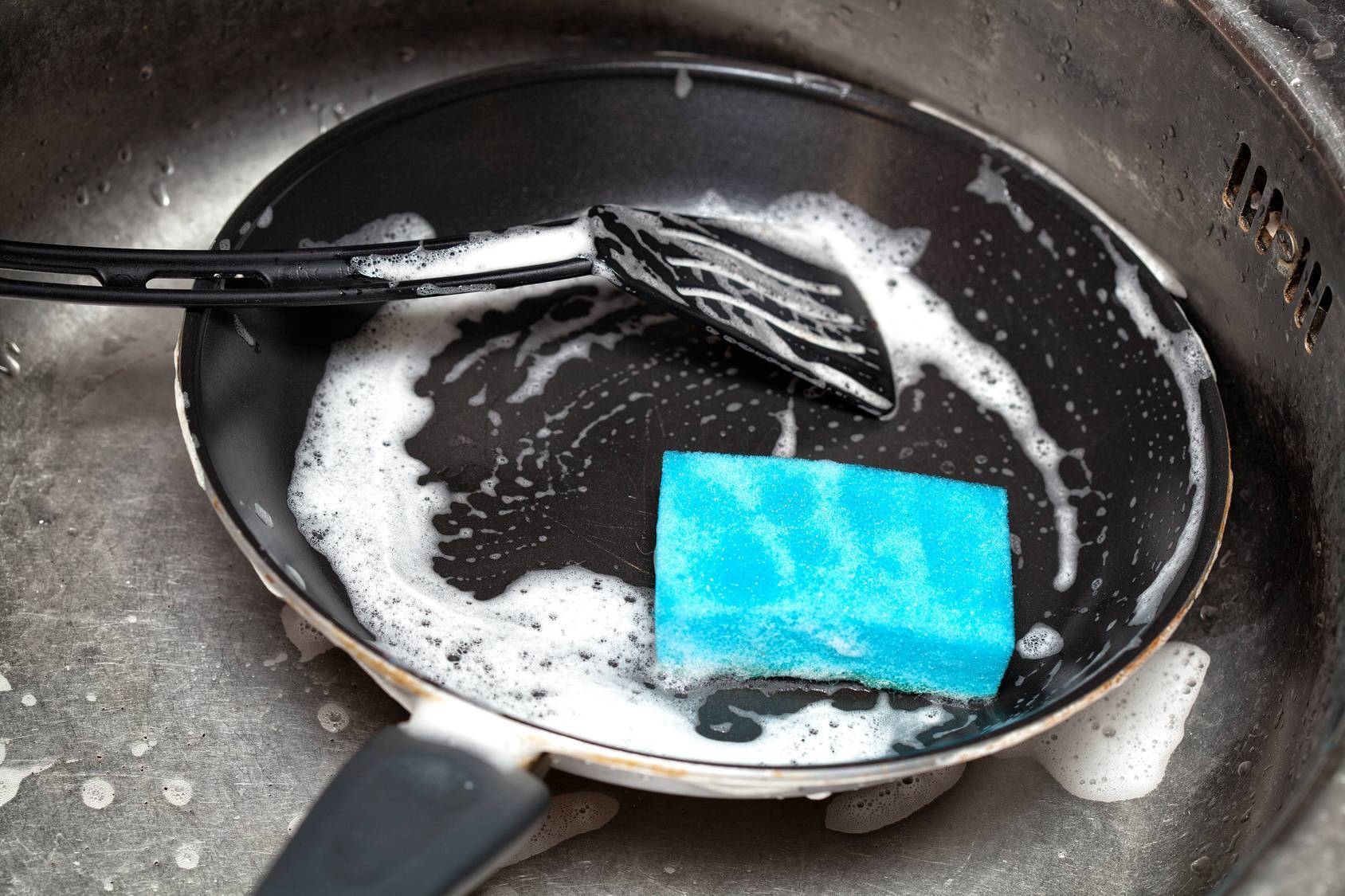 Как почистить сковороду от застарелого нагара и жира в домашних условиях? как очистить сковороду от нагара: чугунную, алюминиевую, тефлоновую, керамическую