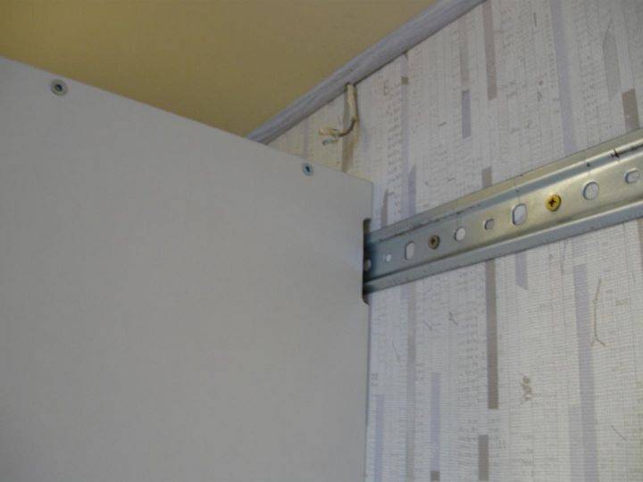 Сам себе мебельщик: как правильно повесить кухонные шкафы на стену?