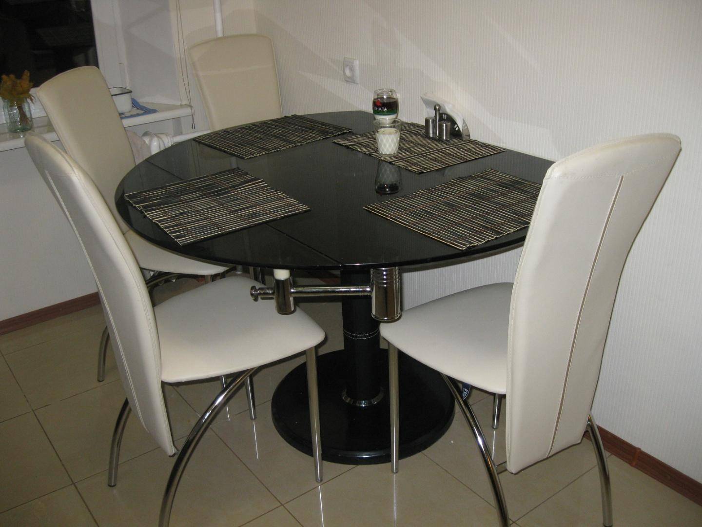 Круглый и овальный стол в интерьере кухни (60 фото)