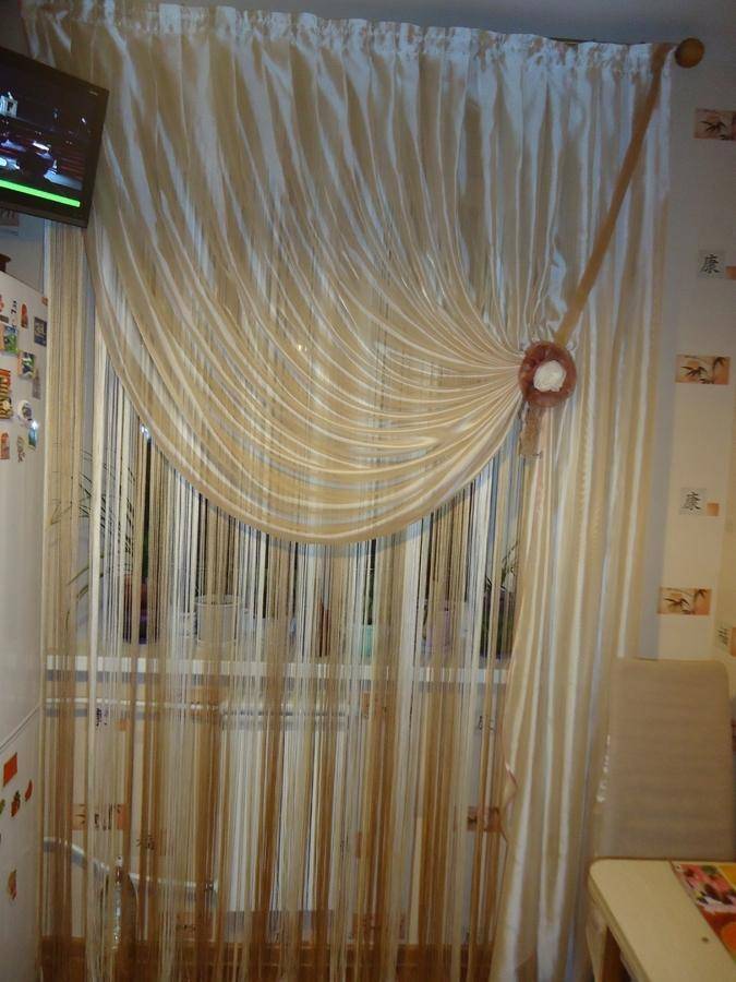Нитяные, веревочные шторы в интерьере: варианты оформления кисеи на кухне, в спальне и гостиной, тюль из бусин 
 - 46 фото