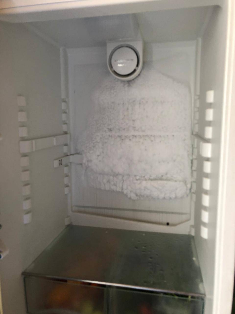 Почему на задней стенке холодильника образуются капли воды?