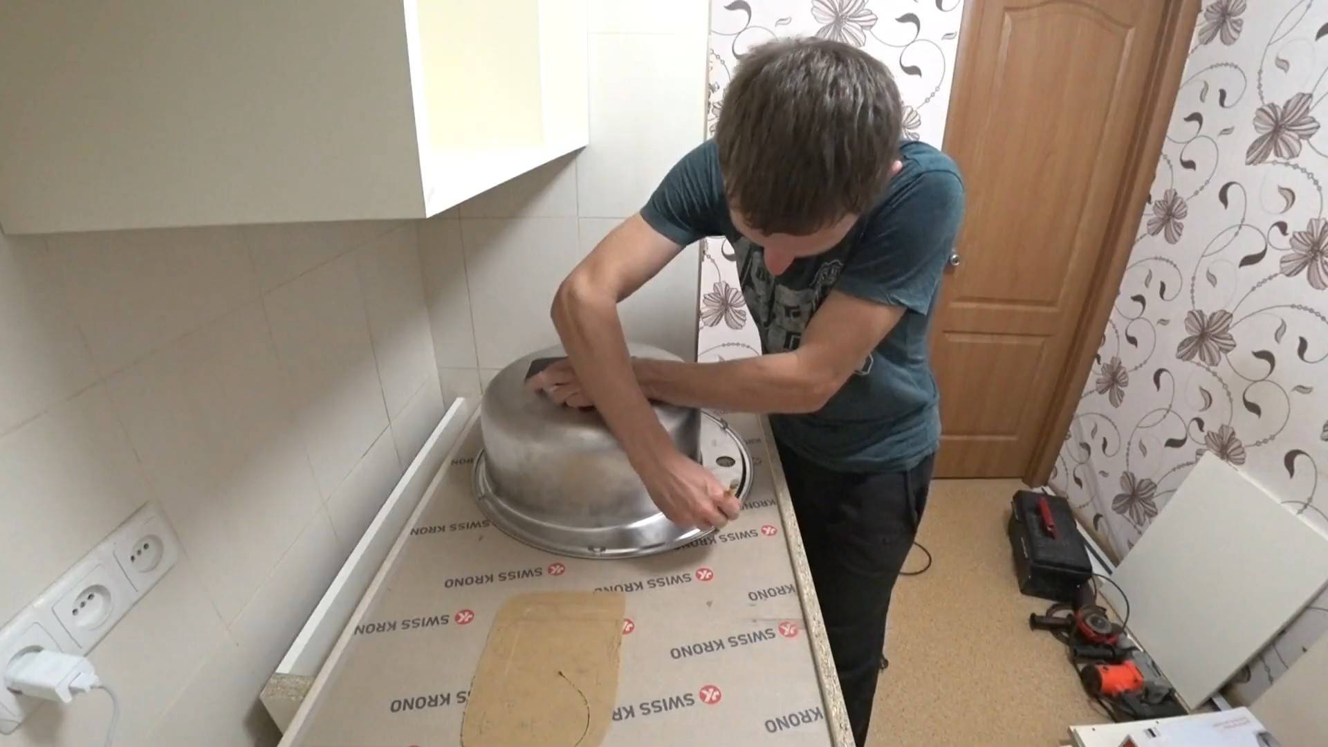 Как осуществляется установка кухонного гарнитура своими руками