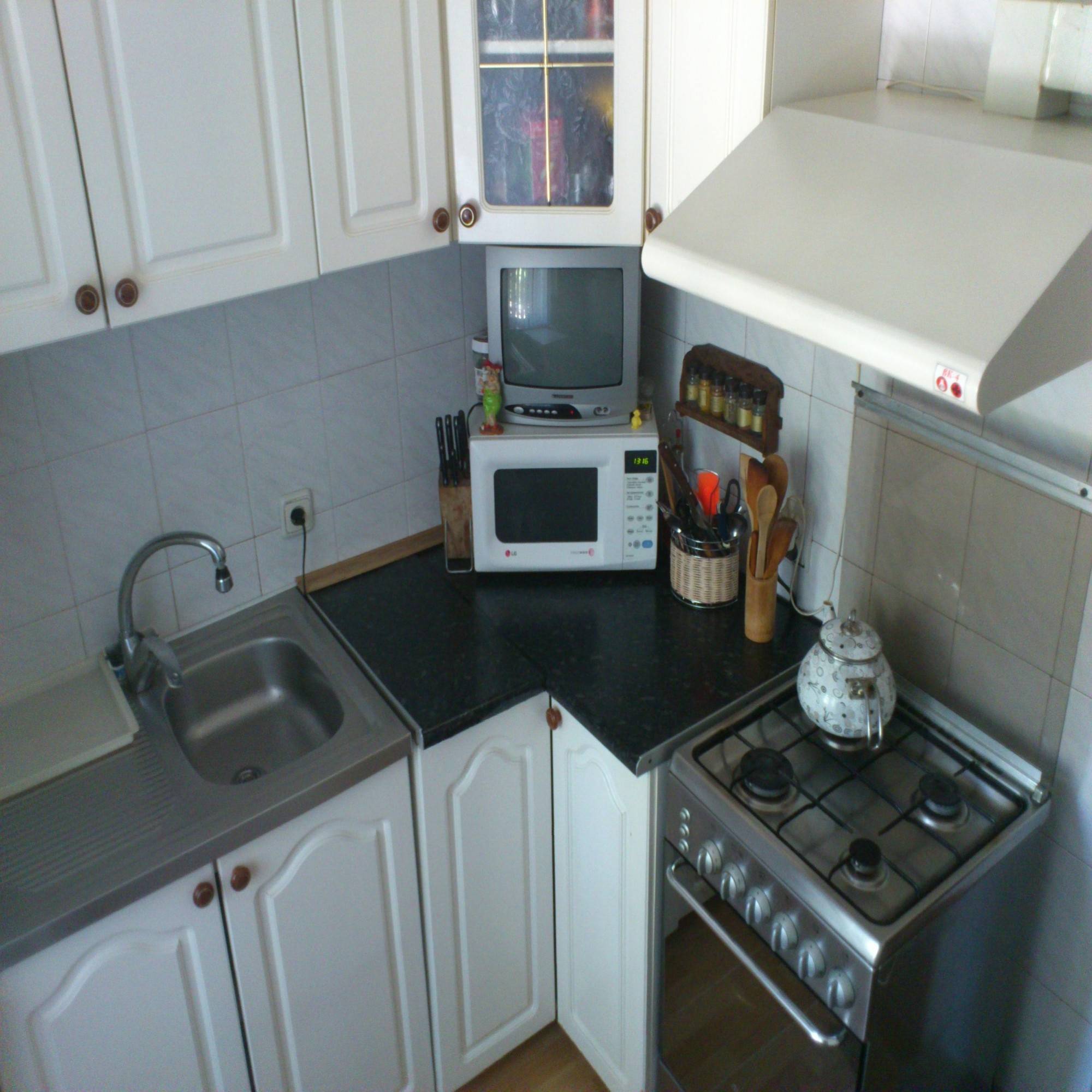 Малогабаритные кухни с газовой колонкой и холодильником
