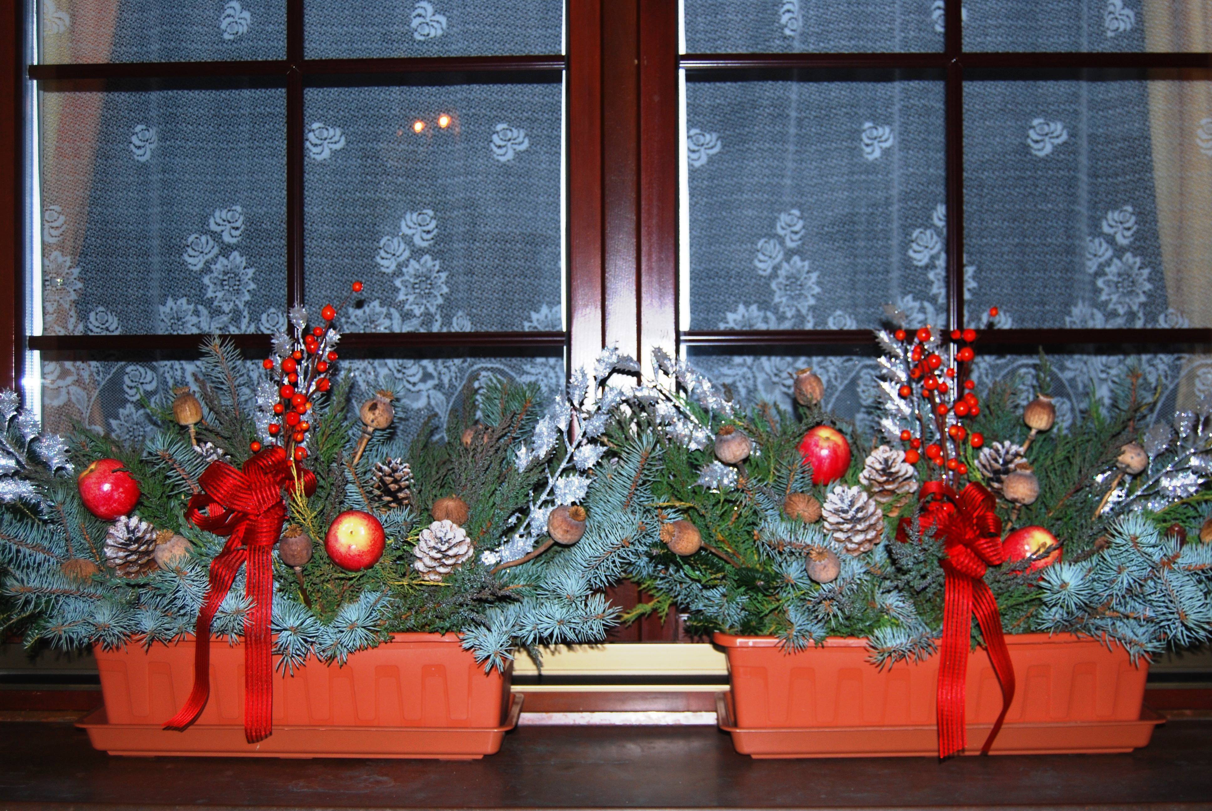Новогоднее окно – 50 вариантов украшения, фото, мастер классы - каталог статей на сайте
