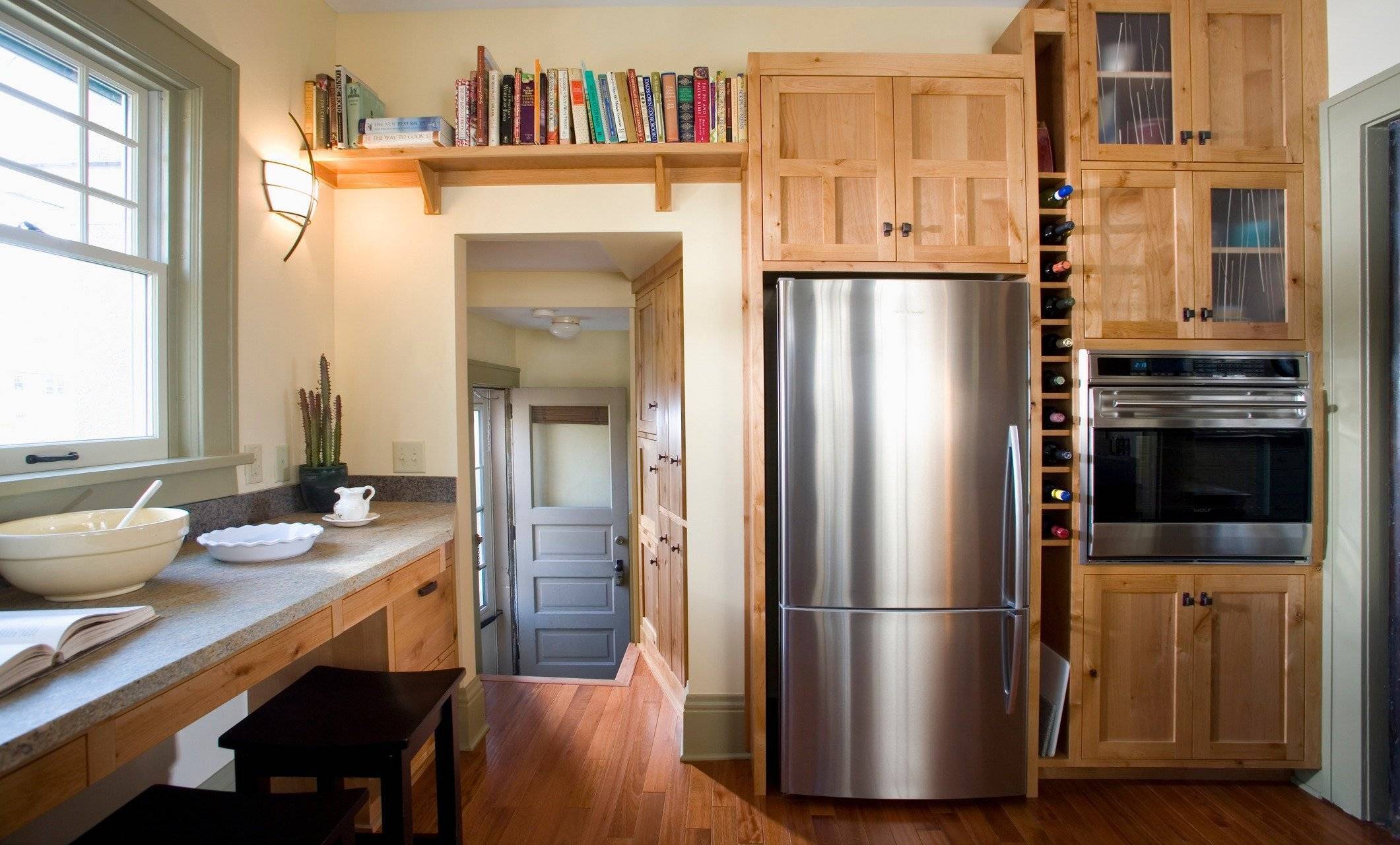 Как разместить холодильник на кухне и не нанести вред ему и другим приборам