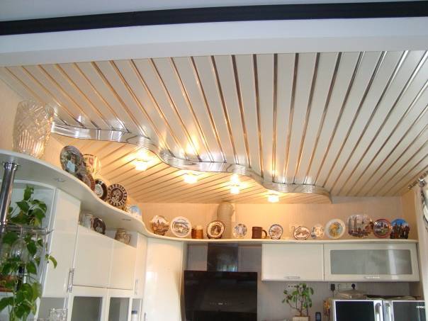 Потолок на кухне своими руками — устанавливаем пластиковые панели по пошаговой инструкции