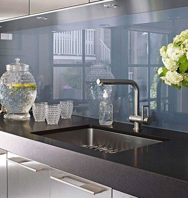 Невероятная воздушность стеклянных кухонь в интерьере