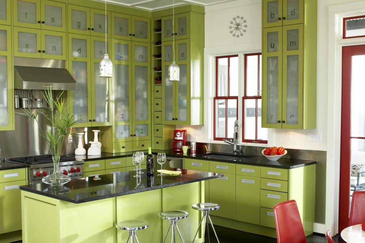 Многообразие оливкового цвета и удачные сочетания в кухонном интерьере