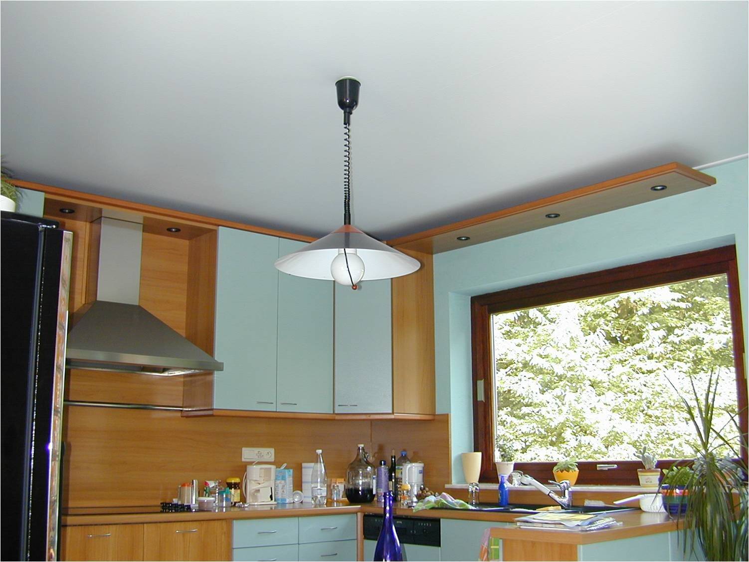 Идеальный ремонт кухни: секреты монтажа натяжного потолка и выбор люстры для него