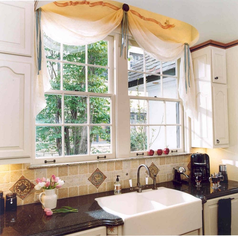 Короткие шторы на кухню: 130 фото красивого и уютного дизайна кухни с шторами до подоконника