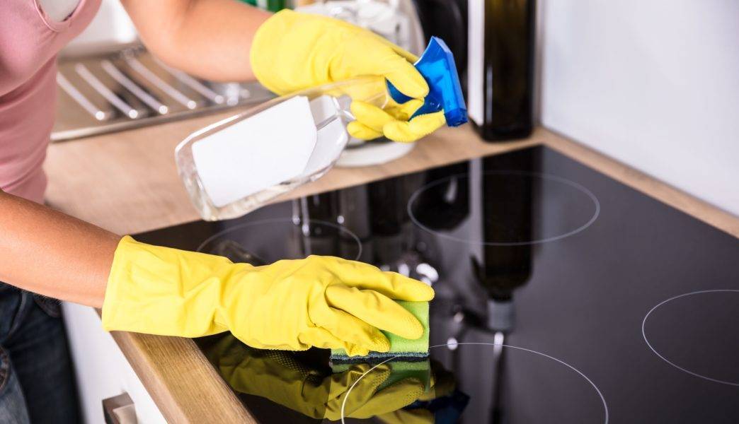 Чем чистить стеклокерамическую поверхность плиты: как отмыть нагар и жирные пятна