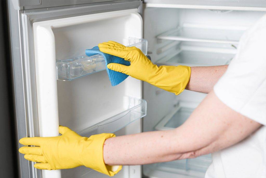 Избавляемся от запаха в холодильнике