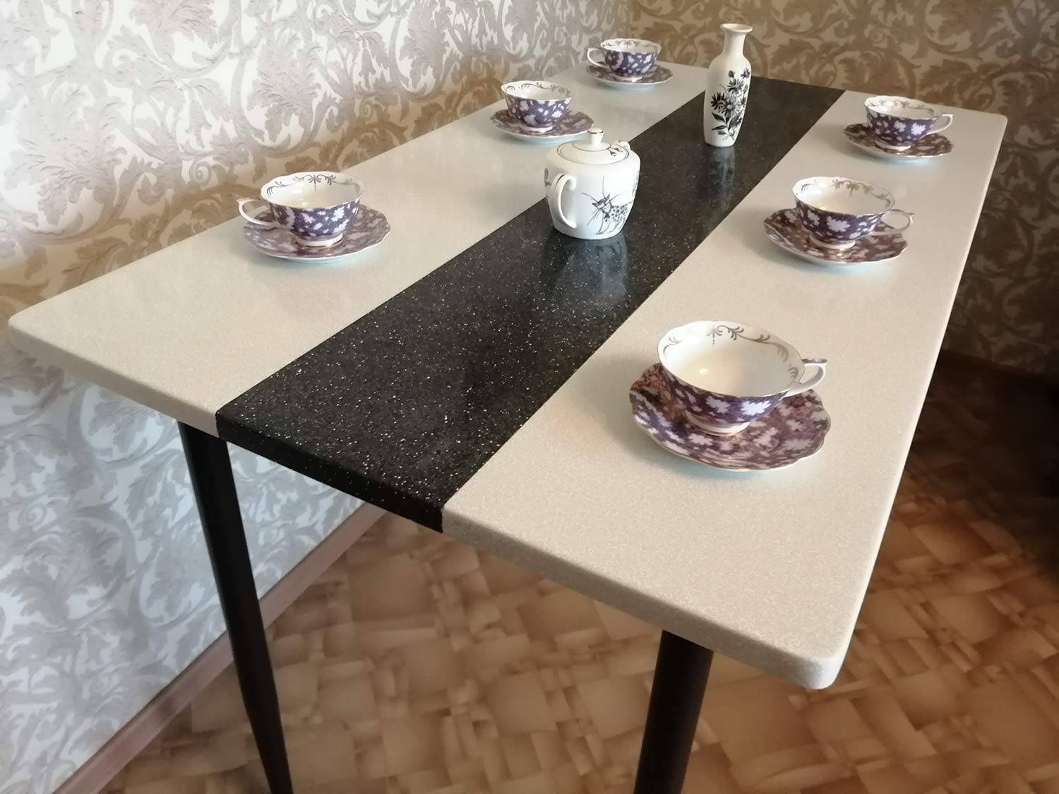 Кухонные столы со столешницей из искусственного камня: особенности выбора и ухода