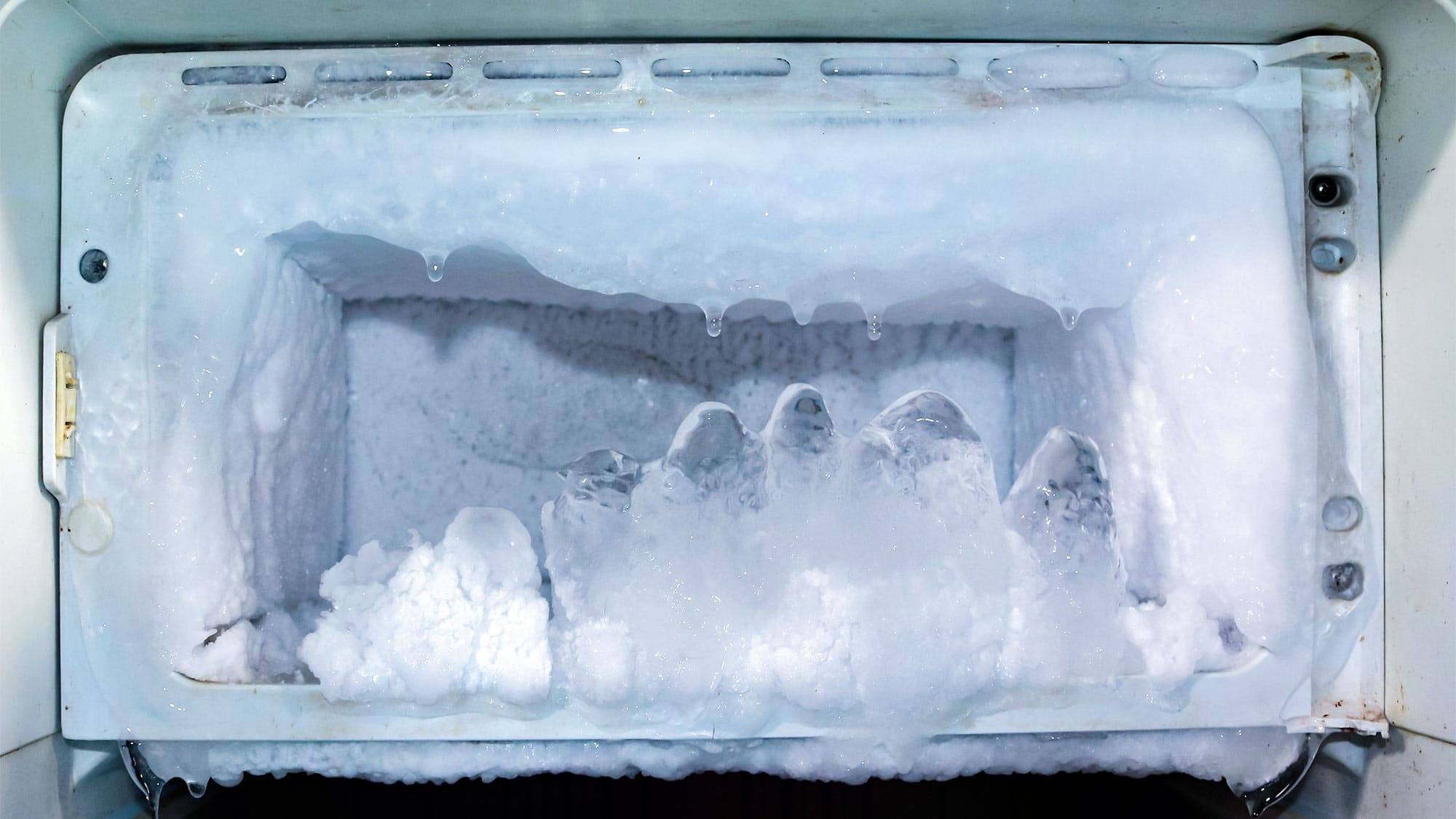 Что делать, если холодильник течет-причины, способы устранения