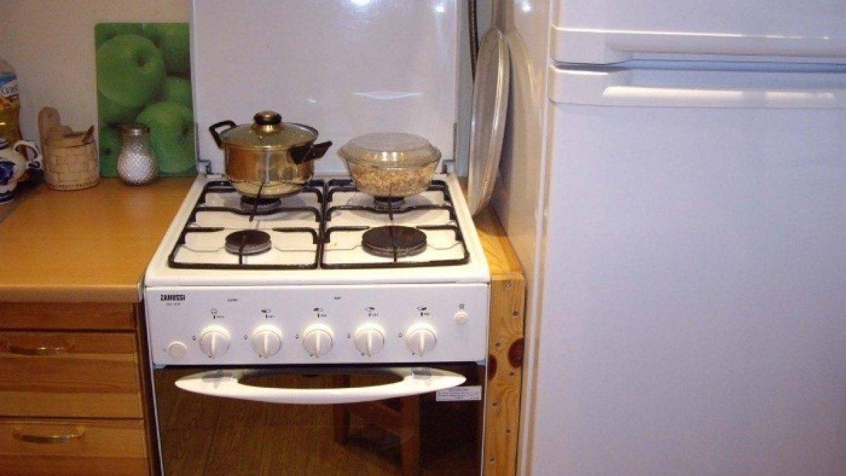 Можно ли ставить холодильник рядом с плитой на кухне