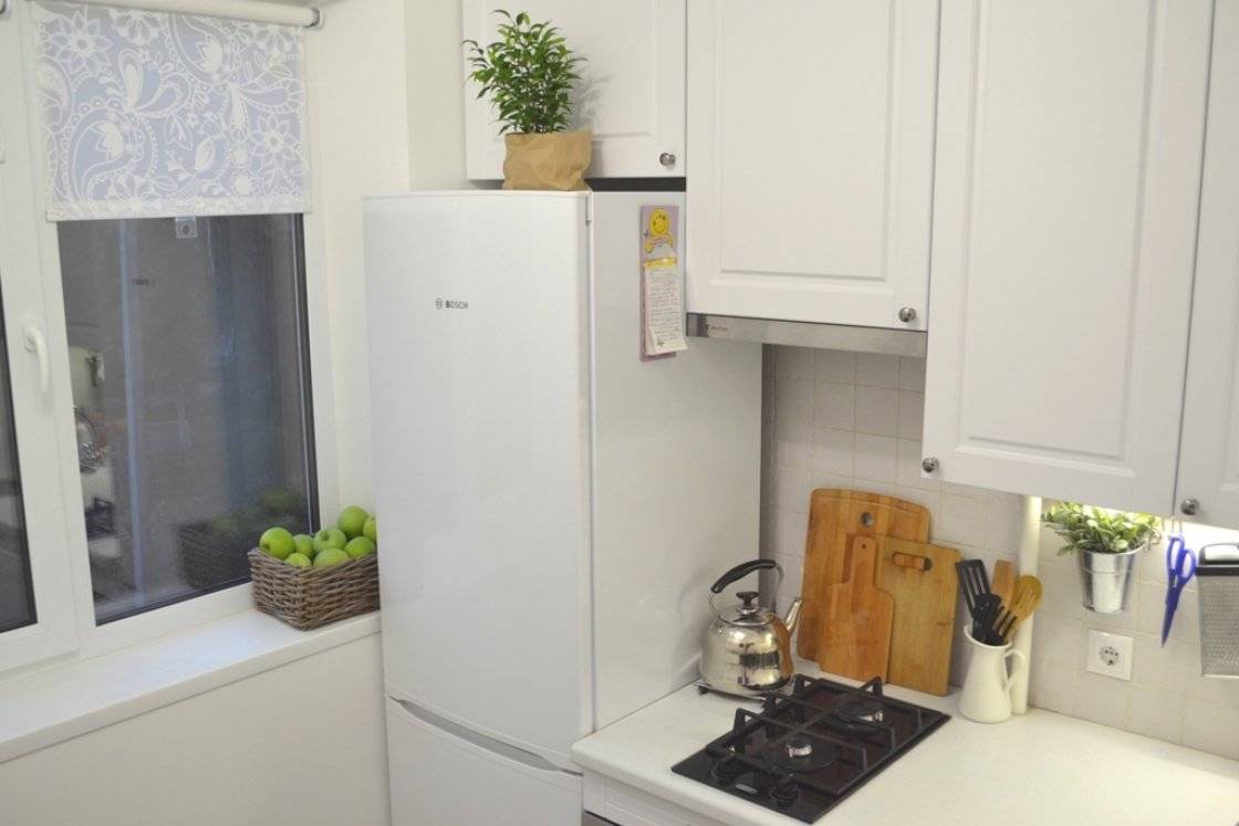 Кухня со встроенным холодильником в черный, белый, красный гарнитур, угловая маленькая кухня
 - 34 фото