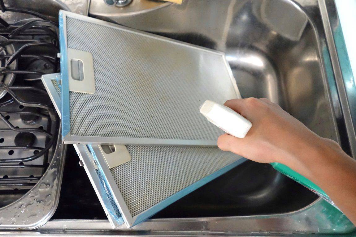 Как быстро почистить решетку от кухонной вытяжки?