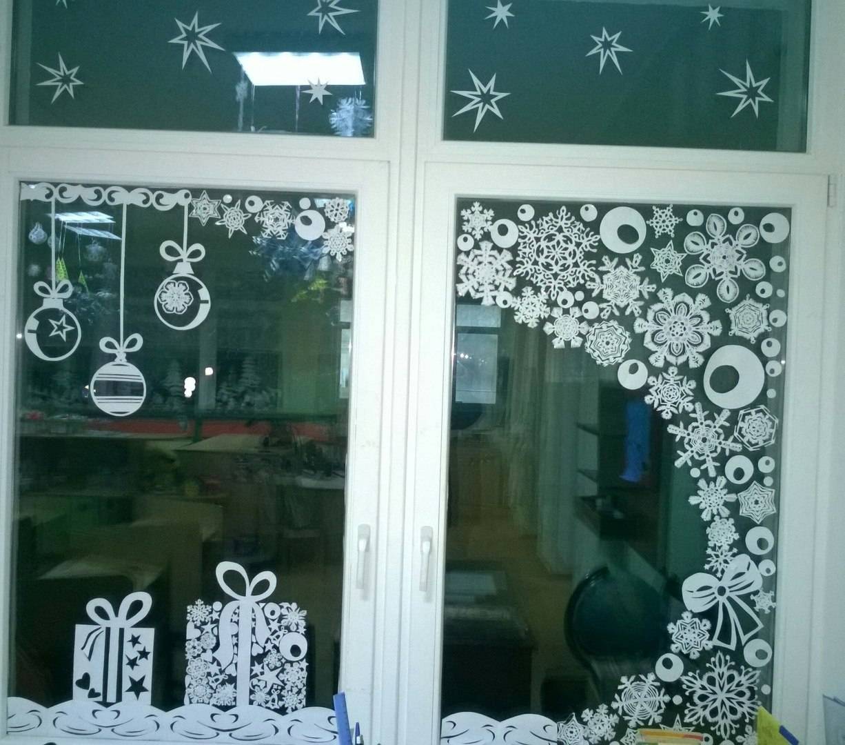 Как украсить окно на новый год: шаблоны