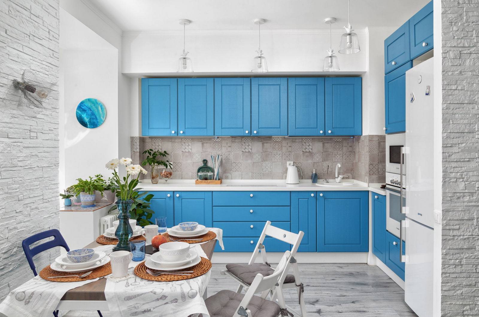 Голубая кухня с деревянной столешницей в интерьере, с фартуком в голубых тонах
 - 17 фото