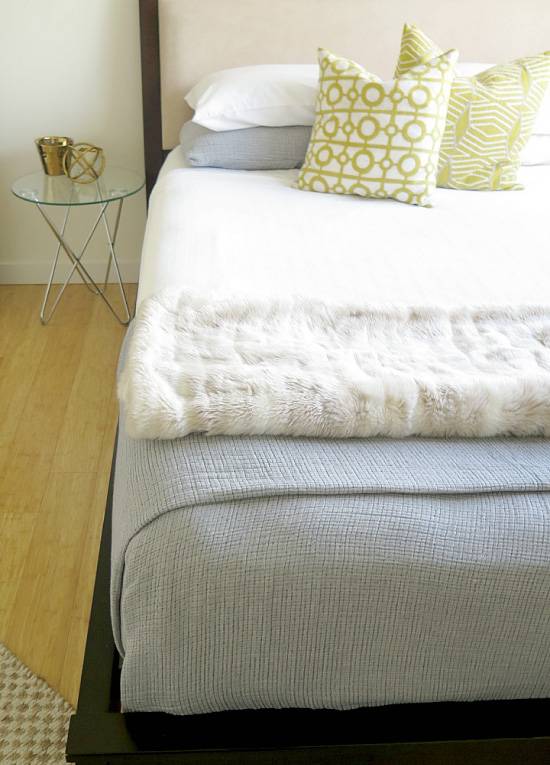 Как красиво заправить кровать покрывалом и разложить подушки