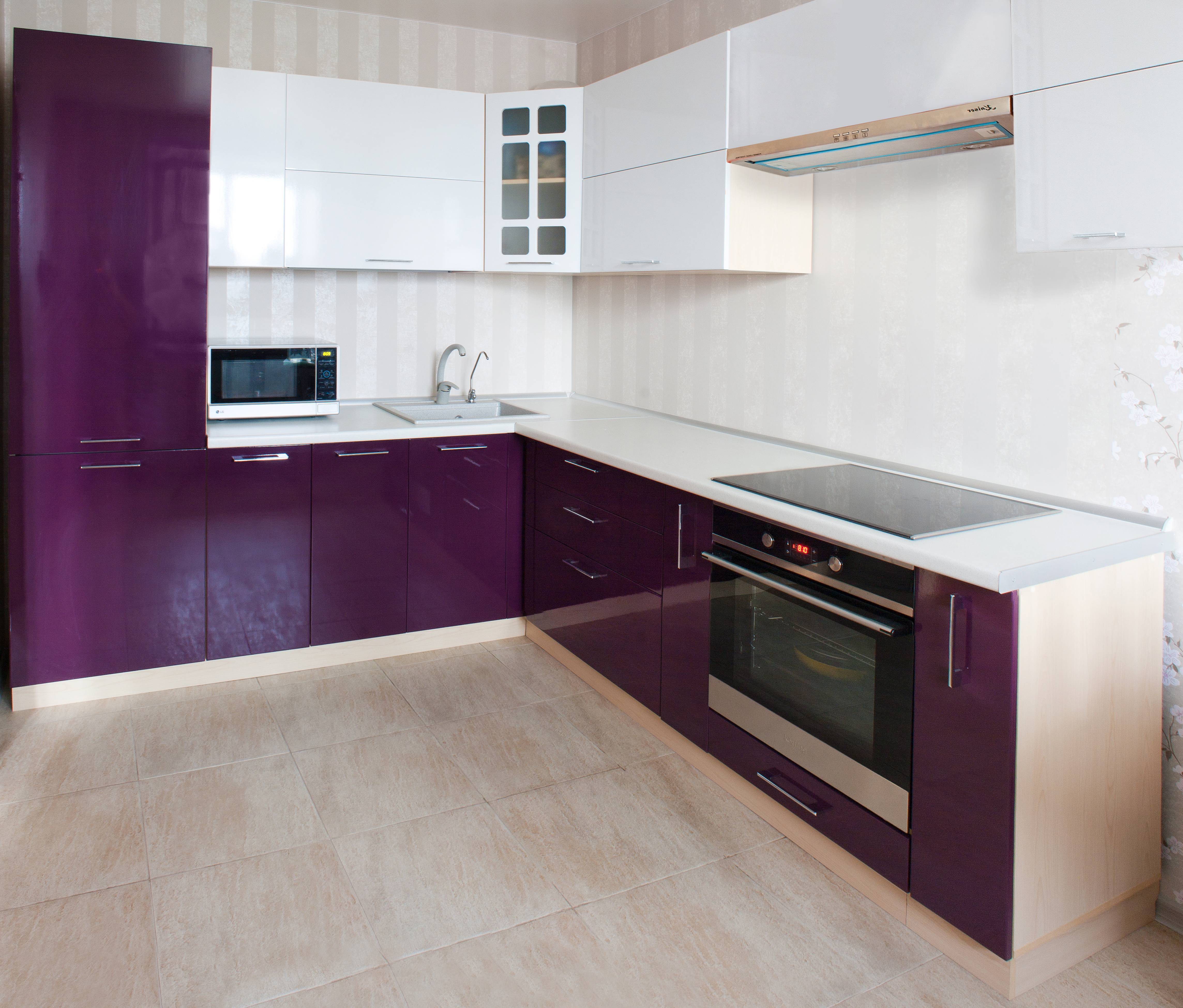 Кухня цвета баклажан: в чем секрет её популярности?