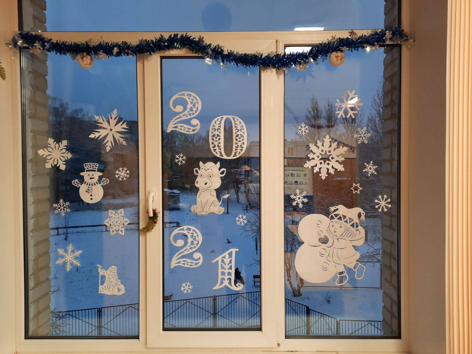 Как красиво украсить окно на новый год 2021: идеи украшения