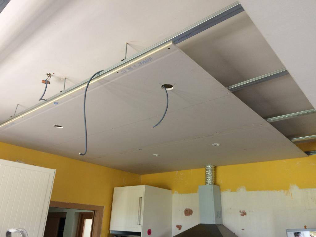 4 вида двухуровневого натяжного потолка в зале: плюсы и минусы, особенности оформления