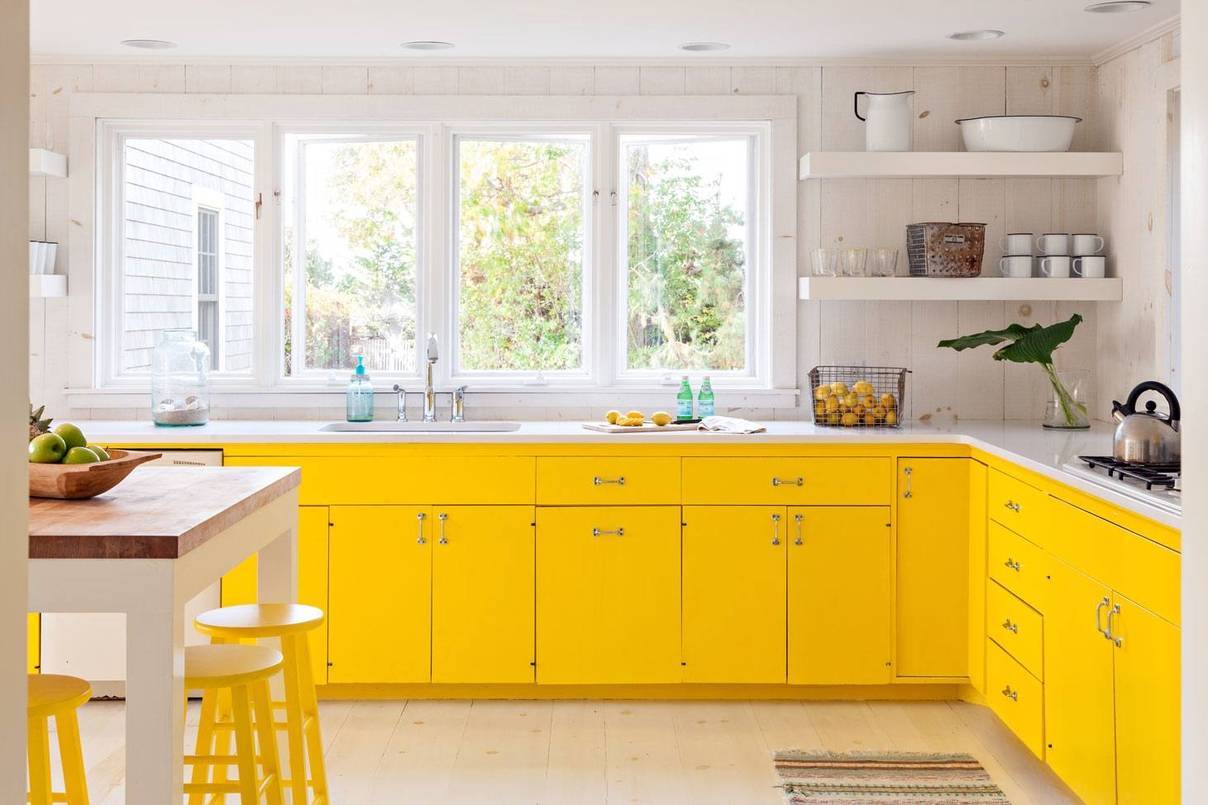 Желтая кухня в интерьере: гарнитур с серым, сочетание цветов
 - 24 фото