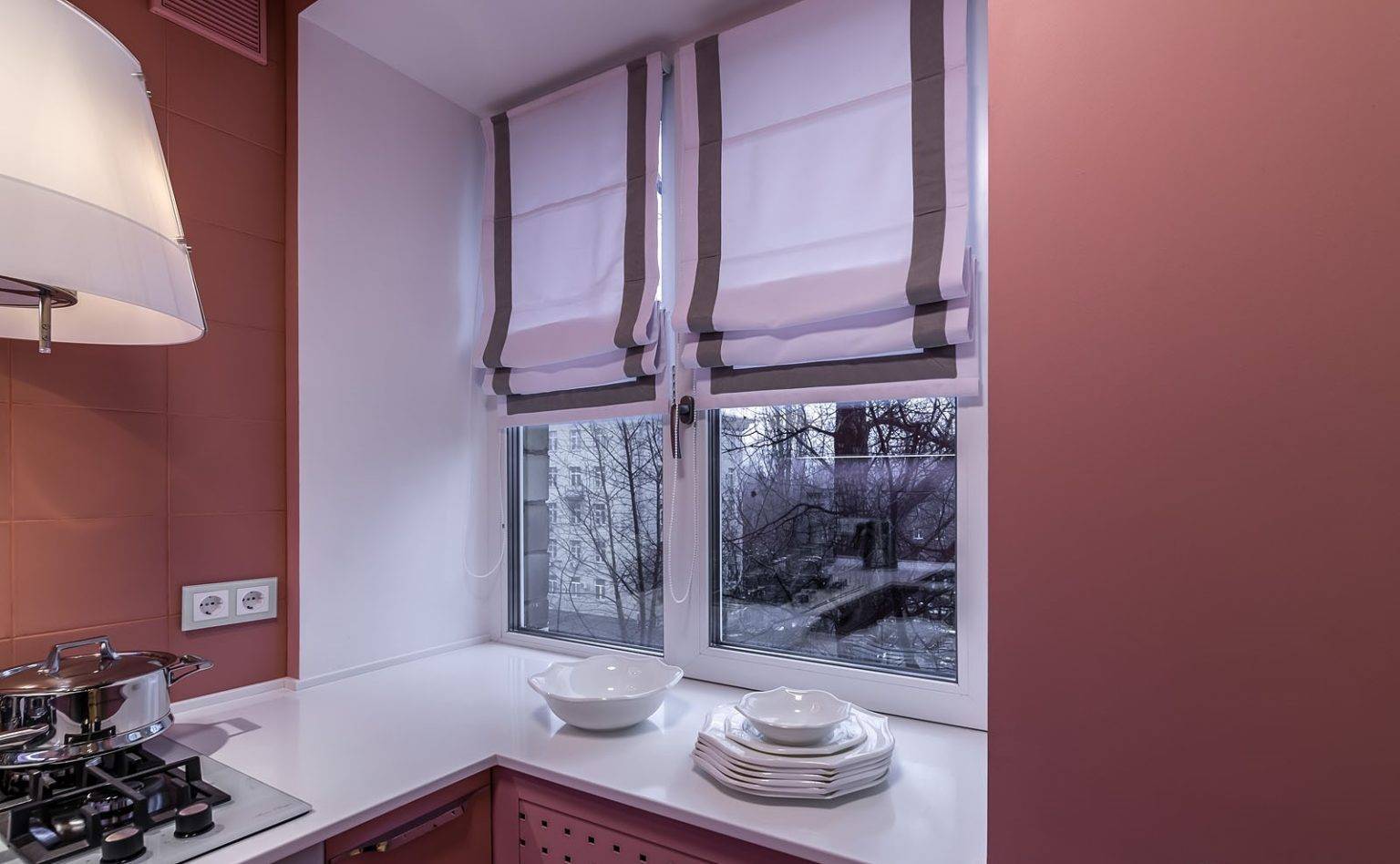 Римские шторы на кухню на пластиковое окно: фото новинок, пример интерьера
