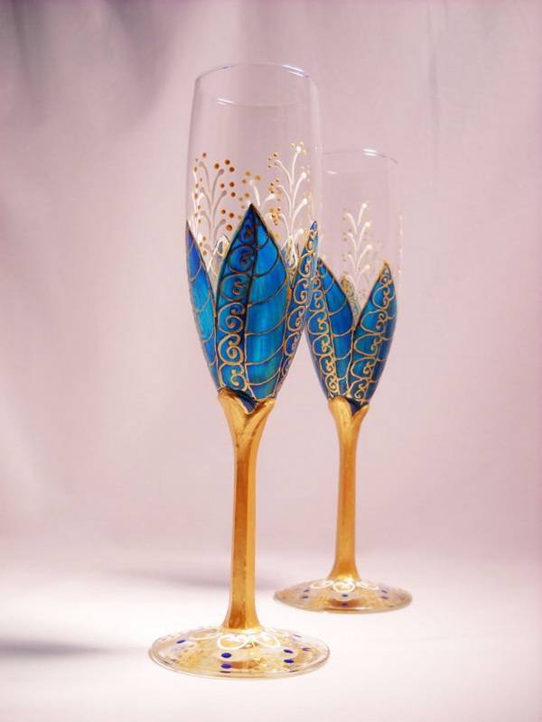 Как украсить свадебные бокалы для шампанского своими руками?
