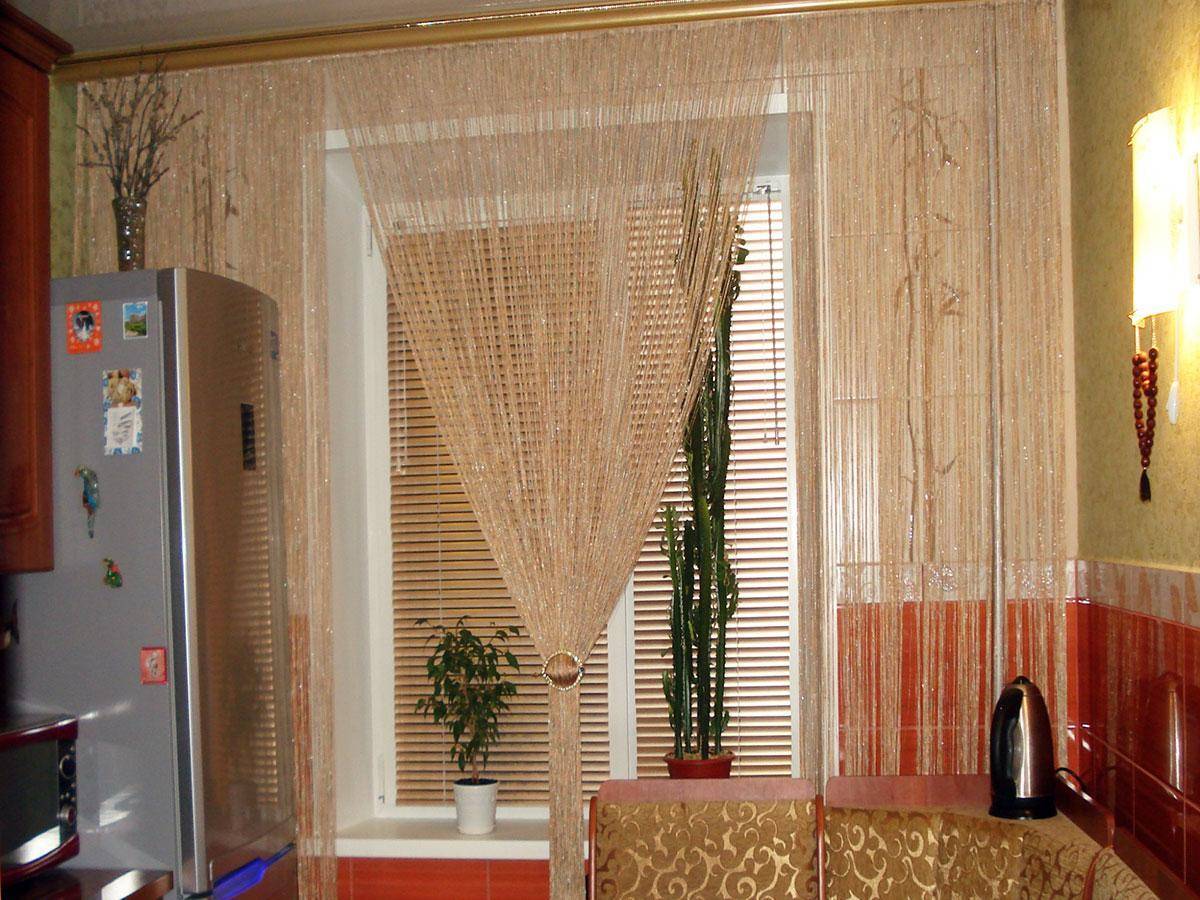 Нитяные шторы на кухню - 75 фото модных идей штор в интерье