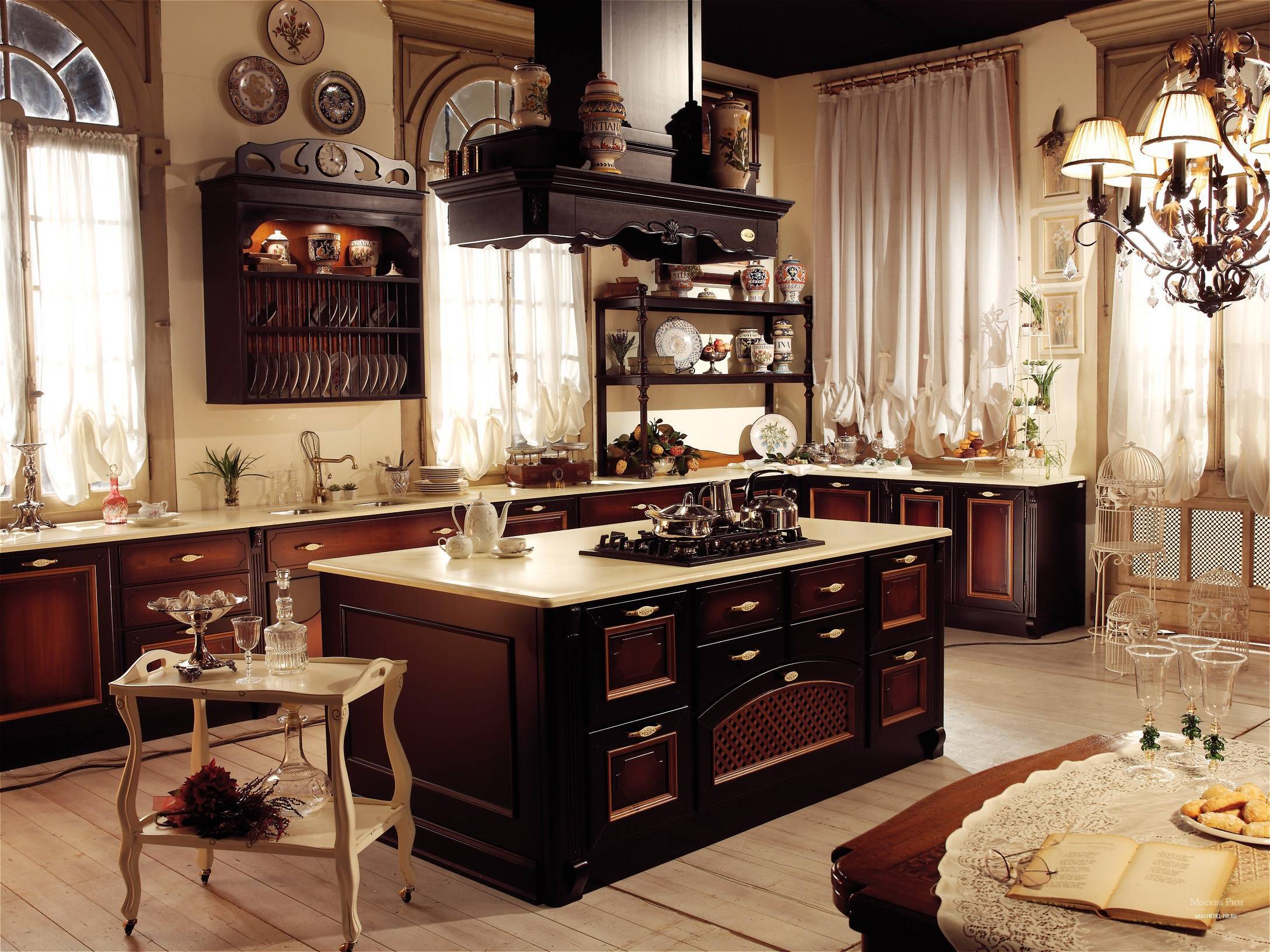 Роскошные интерьеры классических кухонь в светлых тонах с патиной. что такое патина на мебели. | mad girls
