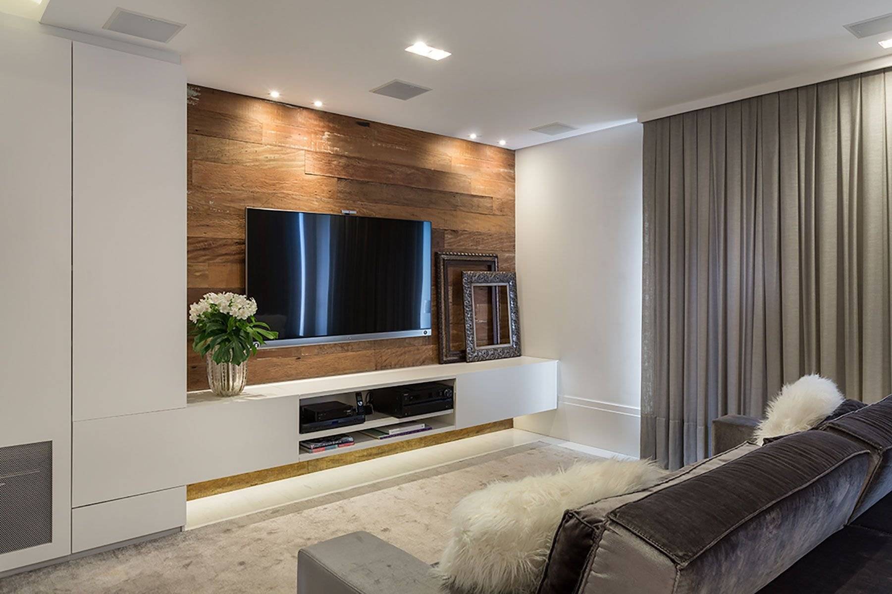 13 удачных идей для оформления стены с телевизором в гостиной
