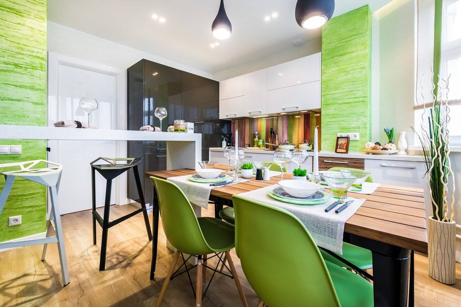 Фотообои на кухню, расширяющие пространство в интерьере: возле стола, фото